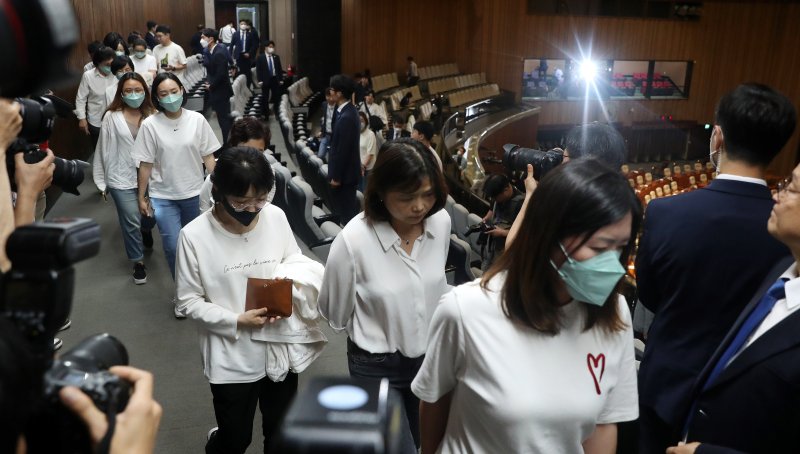 [서울=뉴시스] 추상철 기자 = 대한간호협회 회원들이 30일 오후 서울 여의도 국회에서 간호법 제정안 재투표 결과 부결된 후 본회의장을 나서고 있다. 2023.05.30. scchoo@newsis.com