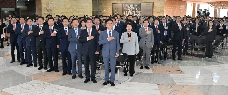 [서울=뉴시스] 국회사진기자단 = 김진표 국회의장을 비롯한 이재명 더불어민주당 대표 등 참석자들이 31일 오전 서울 여의도 국회 로텐더홀에서 열린 제75주년 국회개원기념식에서 국민의례를 하고 있다. 2023.05.31. photo@newsis.com