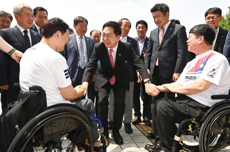 [수원=뉴시스] 김종택 기자 = 김기현 국민의힘 대표가 1일 경기도 수원시 장안구 보훈재활체육센터에서 열린 '해결사 김기현이 간다' 보훈재활체육 활성화를 위한 현장방문에서 상이군경체육회 선수들과 인사하고 있다. 2023.06.01. jtk@newsis.com