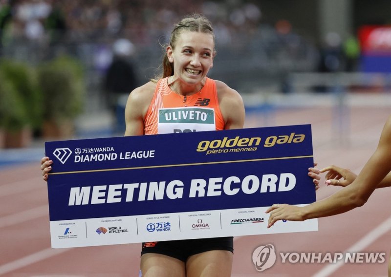 펨키 볼, 여자 400ｍ 허들 대회신기록 Athletics - Diamond League - Pietro Mennea Golden Gala - Stadio Luigi Ridolfi, Florence, Italy - June 2, 2023 Netherlands' Femke Bol poses with the meeting record award after winning the women's 400m hurdles final REUTERS/Ciro De Luca