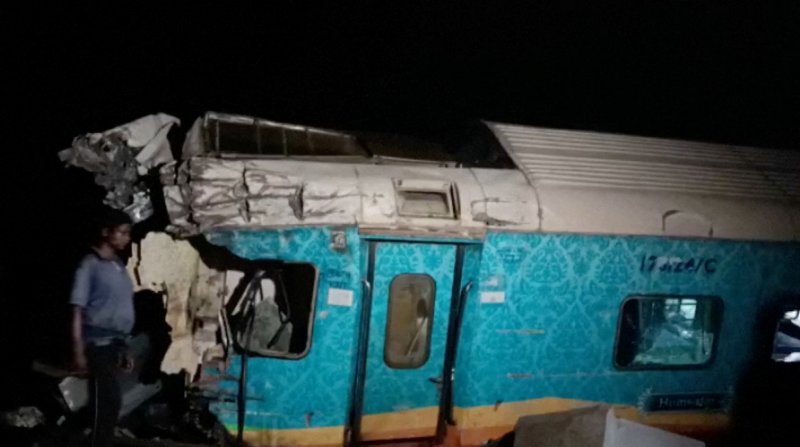 2일(현지시간) 인도 오디샤주 발라소르에서 여객 열차 두 대가 충돌했다. 사진은 현장에서 파손된 객차의 모습이다. 2023.6.3 ⓒ 로이터=뉴스1 ⓒ News1 우동명 기자