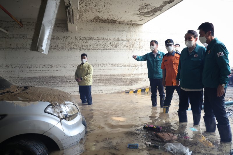 [포항=뉴시스] 윤석열 대통령이 지난해 9월7일 태풍 힌남노 영향으로 침수된 경북 포항 한 아파트 지하 주차장 현장을 찾아 상황 점검을 하고 있다. (사진=대통령실 제공) 2022.09.07. photo@newsis.com *재판매 및 DB 금지