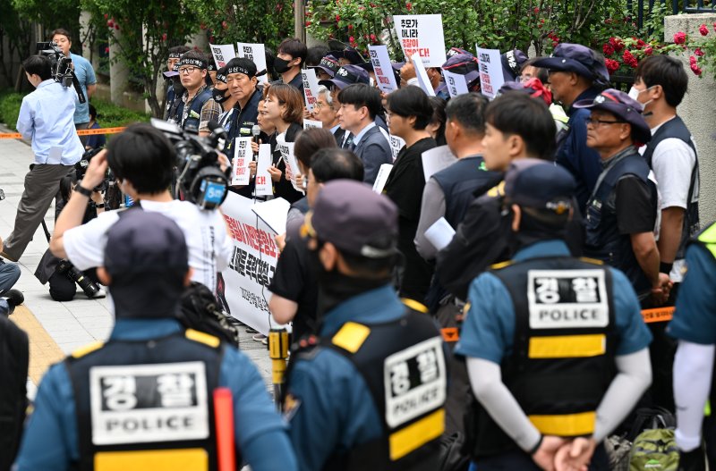 3일 토요일에도 어김없이 서울 도심 곳곳에서 시민단체 및 진보·보수단체의 집회·시위가 열려 인도·차도에 혼잡이 발생했다. 2023.6.2/뉴스1 ⓒ News1 이동해 기자
