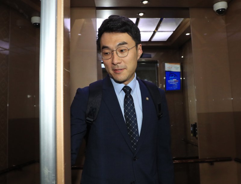 김남국 무소속 의원이 31일 오후 서울 여의도 국회 의원회관에서 사무실을 나서고 있다. 사진=뉴시스