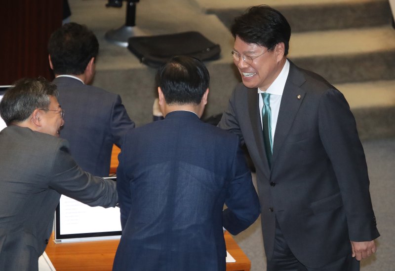 장제원 과학기술정보방송통신위원장이 30일 오후 서울 여의도 국회에서 열린 제406회 국회(임시회) 제2차 본회의에서 당선 축하를 받고 있다. 2023.5.30/뉴스1 ⓒ News1 임세영 기자