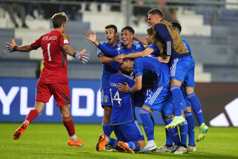 이탈리아 선수들이 3일(현지시각) 아르헨티나 산후안의 비센테나리오 스타디움에서 열린 2023 국제축구연맹(FIFA) 20세 이하(U20) 월드컵 8강전에서 콜롬비아를 물리친 후 환호하고 있다. 이탈리아는 콜롬비아를 3-1로 꺾고 4강에 올라 한국-나이지리아 승자와 결승 진출을 다투게 됐다. (뉴시스)