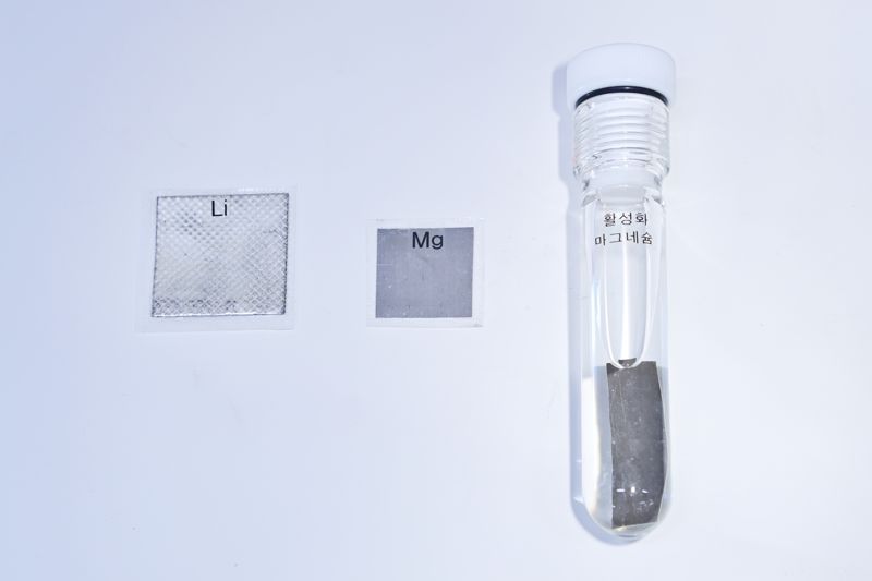 이차전지 음극의 에너지 저장 용량이 같음에도 리튬(왼쪽)보다 마그네슘(가운데)의 크기가 더 작다. 맨 오른쪽은 화학적 활성화 용액에 담겨있는 마그네슘 음극이다. KIST 제공