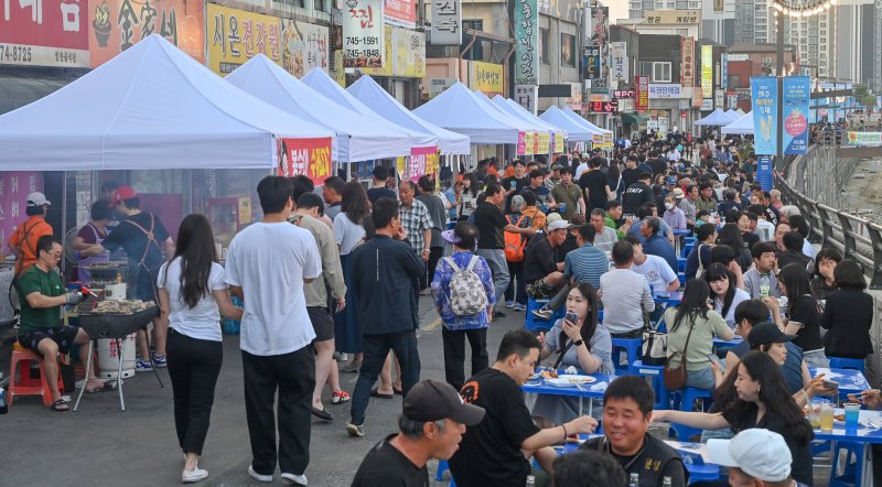 지난해 6월 열린 원주 하이볼 축제장. 올해는 오는 30일부터 야시장이 문을 연다. 연합뉴스