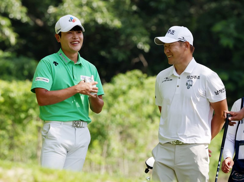 대화하는 이재경과 강경남 (서울=연합뉴스) 이재경이 4일 충북 충주 소재 킹스데일GC에서 열린 제13회 데상트코리아 매치플레이 4강 5~8위전 6번 홀에서 대화를 나누고 있다. 2023.6.4 [KPGA]