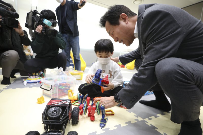 출산율 꼴찌 오명 벗자…난자냉동 지원에 출산휴가 의무화[서울해요]