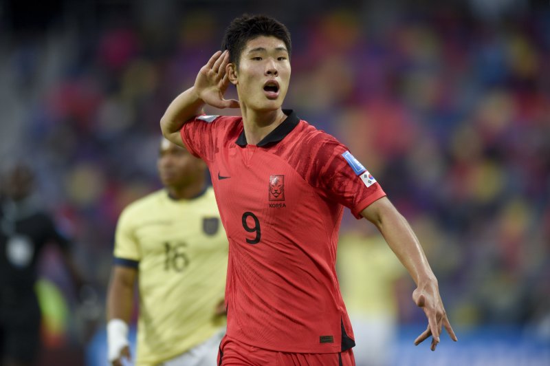 [산티아고 델 에스테로=AP/뉴시스] 이영준이 1일(현지시각) 아르헨티나의 산티아고 델 에스테로 스타디움에서 열린 2023 국제축구연맹(FIFA) 20세 이하(U20) 월드컵 16강전 에콰도르와의 경기 전반 11분 선제골을 넣고 세리머니하고 있다. 한국은 에콰도르를 3-2로 꺾고 8강에 올라 나이지리아를 상대한다. 2023.06.02.