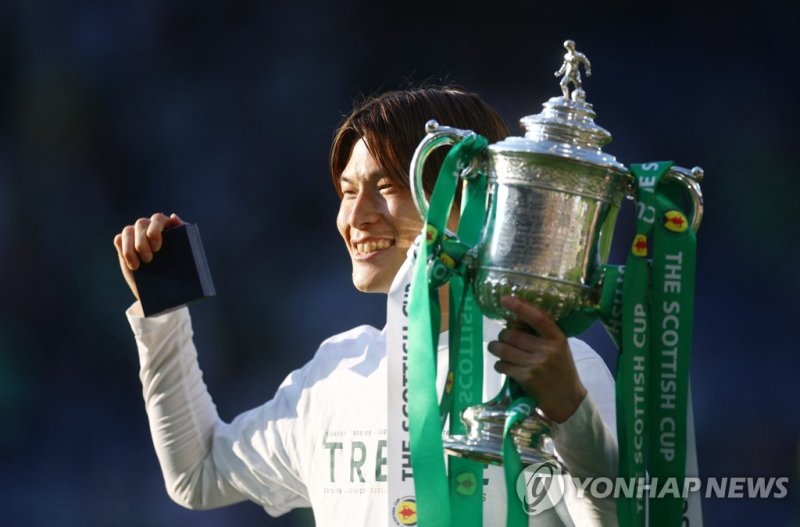 스코티시컵 우승 트로피 들고 기뻐하는 후루하시 Soccer Football - Scottish Cup Final - Celtic v Inverness Caledonian Thistle - Hampden Park, Glasgow, Scotland, Britain - June 3, 2023 Celtic's Kyogo Furuhashi celebrates with the trophy after winning the Scottish Cup Action Images via Reuters/Lee Smith