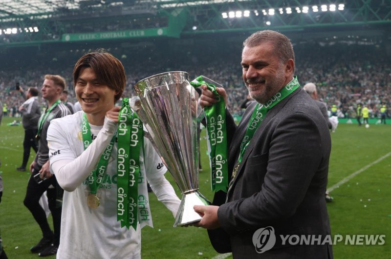 정규리그 우승 트로피 함께 든 후루하시와 포스테코글루 감독 Soccer Football - Scottish Premiership - Celtic v Aberdeen - Celtic Park, Glasgow, Scotland, Britain - May 27, 2023 Celtic manager Ange Postecoglou and Kyogo Furuhashi pose with the trophy after winning the Scottish Premiership REUTERS/Russell Cheyne