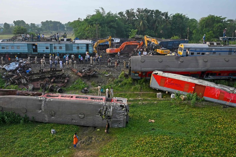 4일 인도 오디샤주 발라소레 인근에서 구조 대원들이 열차 3중 충돌 사건 현장을 수습하고 있다.AFP연합뉴스