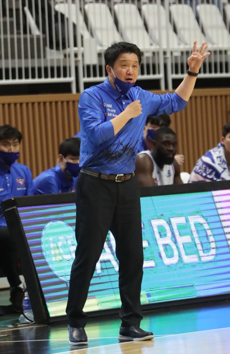 23일 오후 경기 수원시 권선구 수원KT소닉붐아레나에서 열린 '2022-2023 SKT 에이닷 프로농구' 수원 KT 소닉붐과 대구 한국가스공사 페가수스의 경기에서 한국가스공사 유도훈 감독이 작전지시를 하고 있다. 2022.12.23/뉴스1 ⓒ News1 김영운 기자