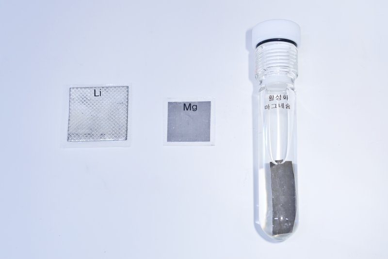 이차전지 음극의 에너지 저장 용량이 같음에도 리튬(왼쪽)보다 마그네슘(가운데)의 크기가 더 작다. 오른쪽은 화학적 활성화 용액에 담겨있는 마그네슘 음극이다. KIST 제공