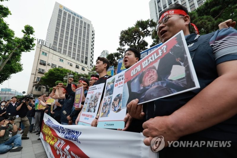 김동명 위원장을 비롯한 한국노총 조합원들이 2일 서울 서대문구 경찰청 앞에서 지난달 31일 전남 광양제철소 앞 도로에 설치한 높이 7ｍ 철제 구조물(망루)에서 고공 농성을 벌인 김준영 금속노련 사무처장에 대한 경찰 진압 방식을 규탄하며 기자회견을 하고 있다. /사진=연합뉴스