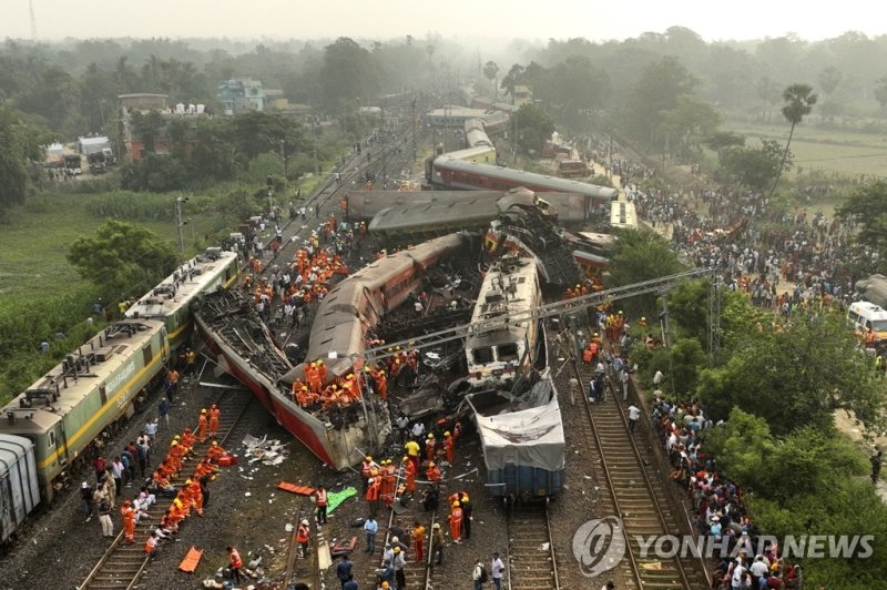 '최악 참사' 인도 열차사고 사망자 수 288→275명 정정 발표