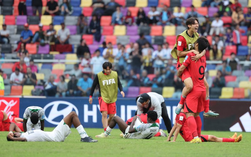 6월 4일(현지시간) 오후 아르헨티나 산티아고 델 에스테로 스타디움에서 열린 2023 국제축구연맹(FIFA) 20세 이하(U-20) 월드컵 8강전 한국 대 나이지리아의 경기에서 1-0으로 승리, 2회 연속 4강 진출에 성공한 선수들이 기뻐하고 있다.(연합뉴스)