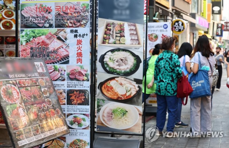 외식물가 줄줄이 상승 (서울=연합뉴스) 서대연 기자 = 삼겹살·자장면 등 외식 품목 물가가 지난 4월에도 상승세를 이어갔다. 17일 한국소비자원 가격정보종합포털 '참가격'에 따르면 소비자들이 많이 찾는 8개 외식 품목의 지난달 서울지역 평균 가격이 작년보다 최고 13% 가까이 뛰었다. 자장면은 6천146원에서 6천915원으로 12.5% 올랐고, 삼겹살(200ｇ 환산 기준)은 1만7천261원에서 1만9천236원으로 11.4% 상승했다. 사진은 이날 오후 서울 중구 명동거리에 설치된 음식점 메뉴 배너. 2023.5.17 dwise@yn