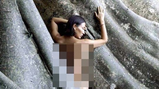 러시아 여성 루이자 코시크(40)가 인도네시아 발리섬에서 신성시 되는 700년 된 나무에서 얇은 천 한 장을 몸에 두른 채 찍은 모습. 사진=루이자 코시크 인스타그램
