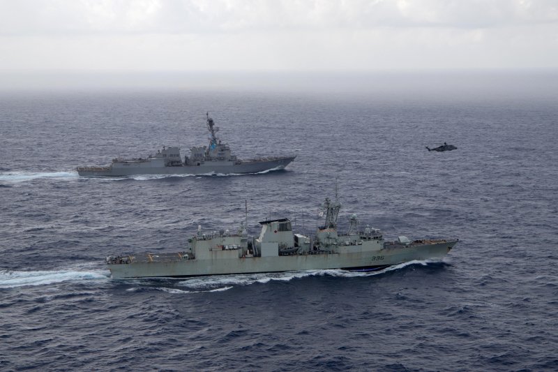 5월 30일(현지시간) 미국 해군 구축함 정훈함과 캐나다 왕립 해군 호위함 HMCS 몬트리올이 남중국해에서 훈련을 하고 있다. 2023.6 5 ⓒ 로이터=뉴스1 ⓒ News1 우동명 기자 /사진=뉴스1