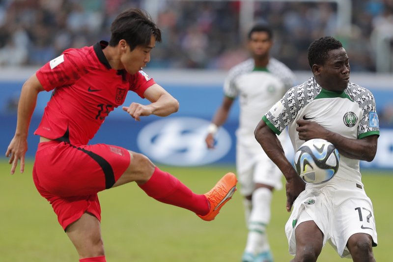 [산티아고 델 에스테로=AP/뉴시스] 조영광(왼쪽)이 4일(현지시각) 아르헨티나 산티아고 델 에스테로 스타디움에서 열린 2023 국제축구연맹(FIFA) 20세 이하(U20) 월드컵 8강전 나이지리아와 경기 중 킥하고 있다. 한국은 연장 전반 5분 최석현의 헤더 결승 골로 나이지리아를 1-0으로 꺾고 U20 월드컵 2연속 4강에 진출해 이탈리아와 결승 진출을 다툰다. 2023.06.05.