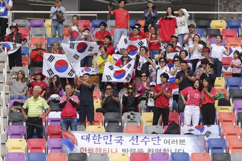 [산티아고 델 에스테로=AP/뉴시스] 아르헨티나 교민들이 4일(현지시각) 산티아고 델 에스테로 스타디움에서 열린 2023 국제축구연맹(FIFA) 20세 이하(U20) 월드컵 8강전 나이지리아와 경기 중 한국 선수단을 응원하고 있다. 한국은 연장 전반 5분 최석현의 헤더 결승 골로 나이지리아를 1-0으로 꺾고 U20 월드컵 연속 4강에 진출해 이탈리아와 결승 진출을 다툰다. 2023.06.05.