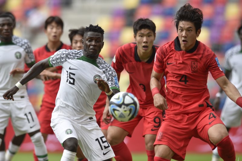 [산티아고 델 에스테로=AP/뉴시스] 최석현(오른쪽)이 4일(현지시각) 아르헨티나 산티아고 델 에스테로 스타디움에서 열린 2023 국제축구연맹(FIFA) 20세 이하(U20) 월드컵 8강전 나이지리아와 경기 중 공을 쫓고 있다. 한국은 연장 전반 5분 최석현의 헤더 결승 골로 나이지리아를 1-0으로 꺾고 U20 월드컵 연속 4강에 진출해 이탈리아와 결승 진출을 다툰다. 2023.06.05.