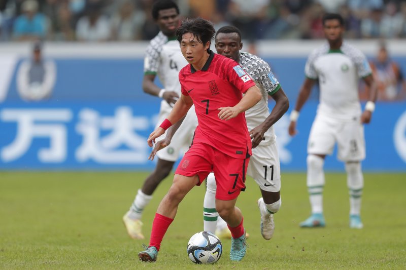 [산티아고 델 에스테로=AP/뉴시스] 김용학이 4일(현지시각) 아르헨티나 산티아고 델 에스테로 스타디움에서 열린 2023 국제축구연맹(FIFA) 20세 이하(U20) 월드컵 8강전 나이지리아와 경기 중 드리블하고 있다. 한국은 연장 전반 5분 최석현의 헤더 결승 골로 나이지리아를 1-0으로 꺾고 U20 월드컵 2연속 4강에 진출해 이탈리아와 결승 진출을 다툰다. 2023.06.05.