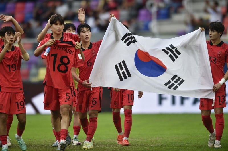 [산티아고 델 에스테로=AP/뉴시스] 한국 선수들이 4일(현지시각) 아르헨티나 산티아고 델 에스테로 스타디움에서 열린 2023 국제축구연맹(FIFA) 20세 이하(U20) 월드컵 8강전에서 나이지리아를 물리친 후 태극기를 들고 기뻐하고 있다. 한국은 연장 전반 5분 최석현의 헤더 결승 골로 나이지리아를 1-0으로 꺾고 U20 월드컵 2연속 4강에 올라 이탈리아와 결승 진출을 다툰다. 2023.06.05.