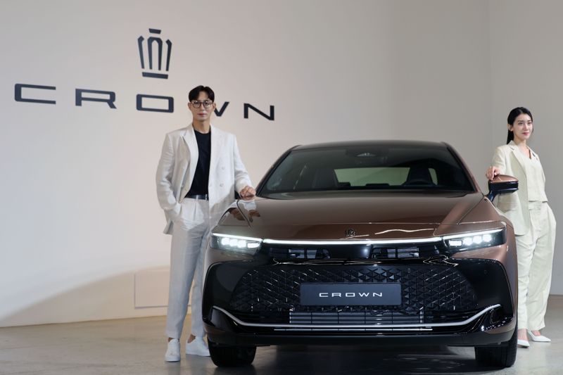 5일 서울 강남구 서울옥션 강남센터에서 홍보 도우미들이 플래그십 모델인 ‘크라운 2.4리터 듀얼 부스트 하이브리드 모델’을 소개하고 있다. 사진=서동일 기자