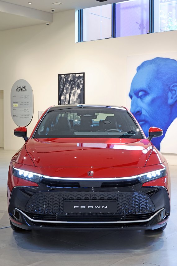 토요타코리아가 5일 서울 강남구 서울옥션 강남센터에서 CUV 형태인 크로스오버 타입 16세대 크라운 플래그십 모델인 ‘크라운 2.4리터 듀얼 부스트 하이브리드 모델’을 선보이고 있다. 사진=서동일 기자