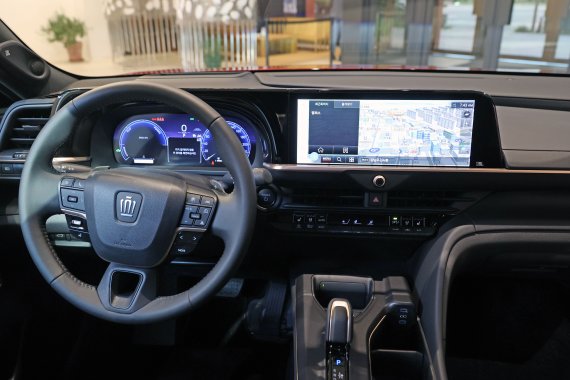 토요타코리아가 5일 서울 강남구 서울옥션 강남센터에서 CUV 형태인 크로스오버 타입 16세대 크라운 플래그십 모델인 ‘크라운 2.4리터 듀얼 부스트 하이브리드 모델’을 선보이고 있다. 사진=서동일 기자