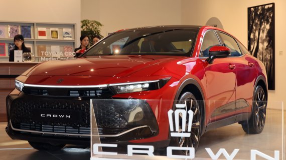 토요타코리아가 5일 서울 강남구 서울옥션 강남센터에서 CUV 형태인 크로스오버 타입 16세대 크라운 플래그십 모델인 ‘크라운 2.4리터 듀얼 부스트 하이브리드 모델’을 선보이고 있다. 사진=서동일 기자