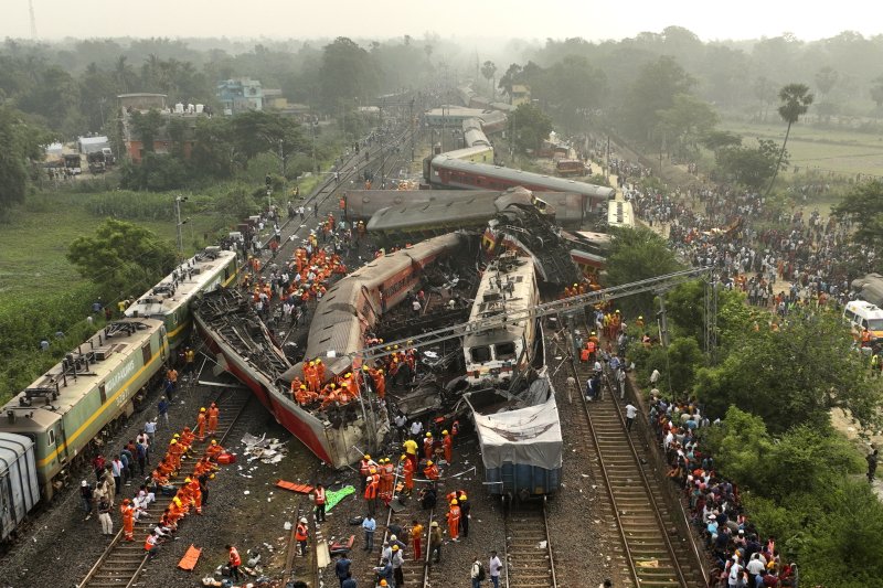 지난 3일(현지시간) 인도 동부 오리사주 발라소르 지역에서 여객열차 2대와 화물열차 1대가 충돌한 사고가 발생해 구조대원들이 구조 작업을 벌이고 있다. 2023.06.05. /사진=AP 뉴시스