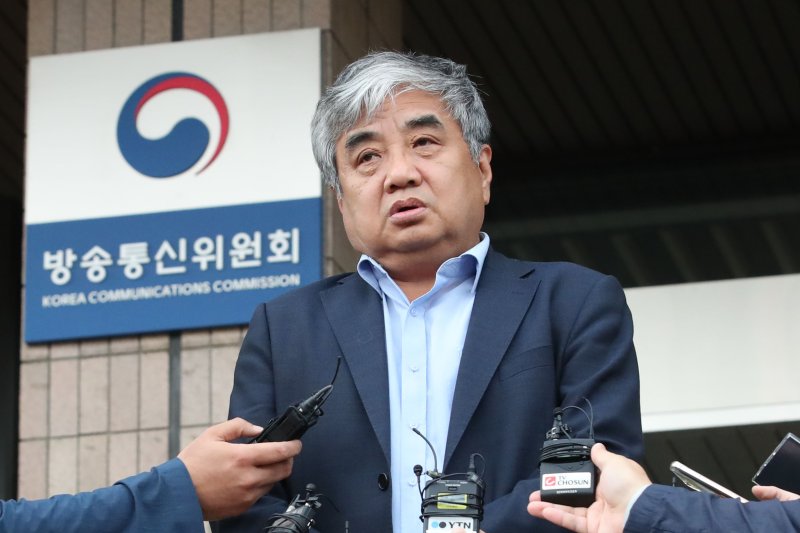 [과천=뉴시스] 권창회 기자 = 한상혁 방송통신위원회 위원장이 지난달 30일 오후 경기 과천시 정부과천청사 방송통신위원회에서 나와 취재진의 질문에 답하고 있다. 2023.05.30. kch0523@newsis.com /사진=뉴시스