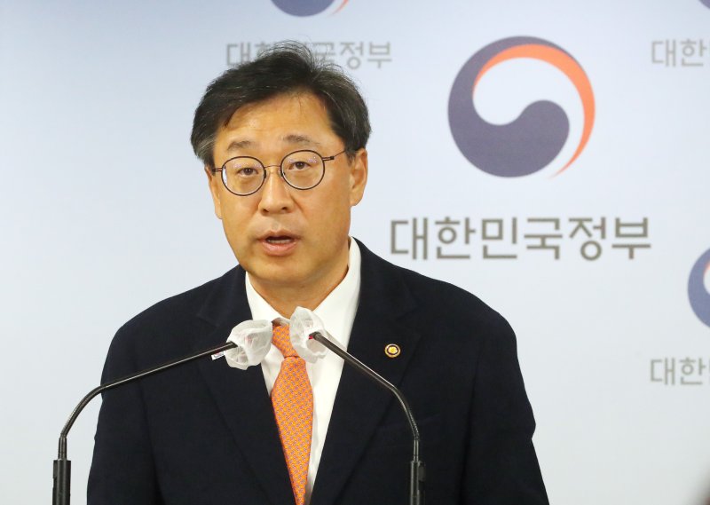 박윤규 과학기술정보통신부 제2차관이 지난 2일 서울 종로구 정부서울청사에서 디지털 분야 해외진출 및 수출 활성화 전략을 발표하고 있다. 뉴시스