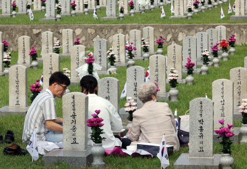 현충일을 하루 앞둔 5일 서울 동작구 국립서울현충원을 찾은 시민들이 고인을 추모 하고 있다. 사진=박범준 기자