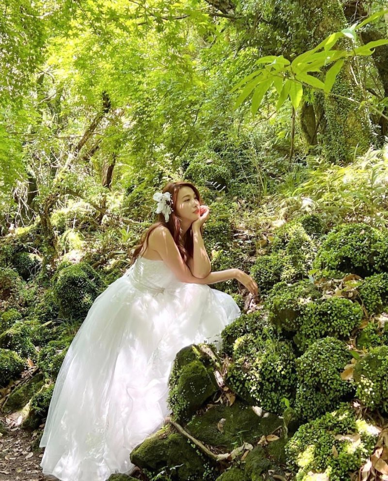 [서울=뉴시스] 배우 유인영이 5일 자신의 인스타그램에 웨딩 드레스를 입은 사진을 공개했다. (사진=유인영 인스타그램 캡처) 2023.06.05. photo@newsis.com *재판매 및 DB 금지