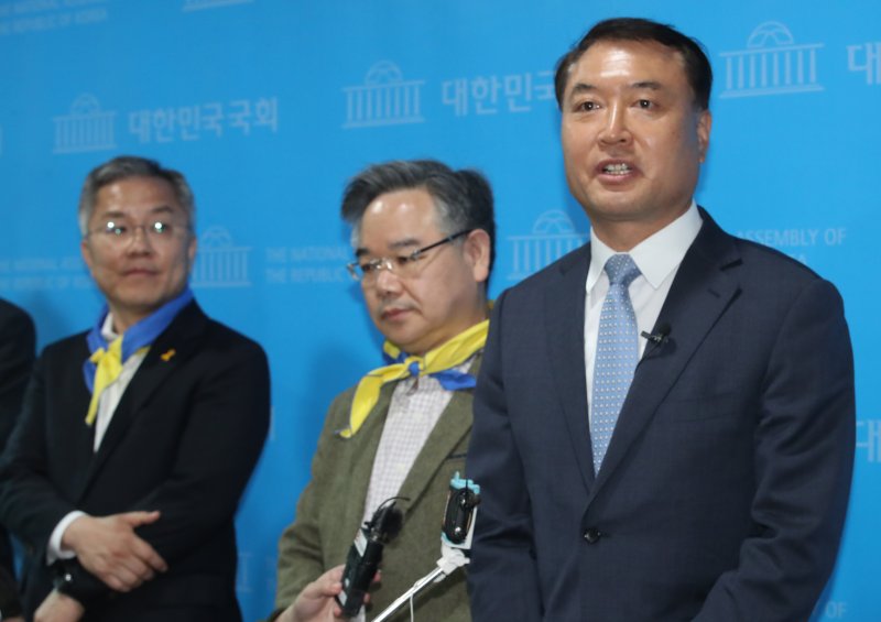 [서울=뉴시스]김명원 기자 = 황희석 열린민주당 후보가 지난 2020년 3월31일 서울 여의도 국회 소통관에서 열린민주당 공약 2호 검찰개혁 관련 발표를 하고 있다. 오른쪽은 안원구·최강욱 후보. 2020.03.31. kmx1105@newsis.com /사진=뉴시스