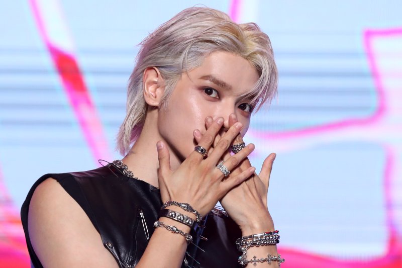 [서울=뉴시스] 박진희 기자 = 그룹 '엔시티' 태용이 5일 서울 강남구 에스제이쿤스트할레에서 본인이 전곡을 작사·작곡한 첫 미니앨범 '샤랄라(SHALALA)' 쇼케이스를 하고 있다. 2023.06.05. pak7130@newsis.com