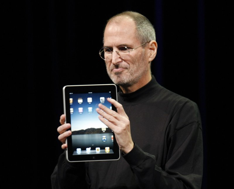 지난 2010년 1월27일 미국 샌프란시스코에서 스티브 잡스 당시 애플 CEO가 iPad를 선보이고 있다.<div id='ad_body3' class='mbad_bottom' ></div> AP연합뉴스