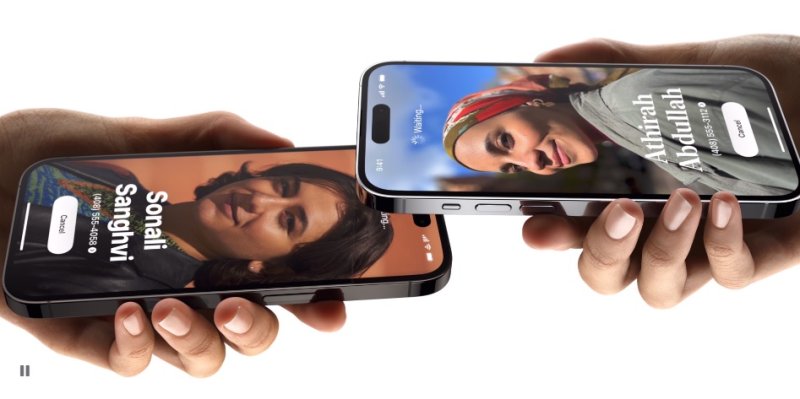 [서울=뉴시스]애플은 6일 '세계 개발자 컨퍼런스(WWDC) 2023'을 개막하고 iOS 17을 선보였다. iOS 17에 새로 적용되는 네임드롭(NameDrop) 기능은 서로의 아이폰 기기를 가까이 대면 손쉽게 연락처 정보를 공유할 수 있도록 해준다.. (사진=애플 제공)