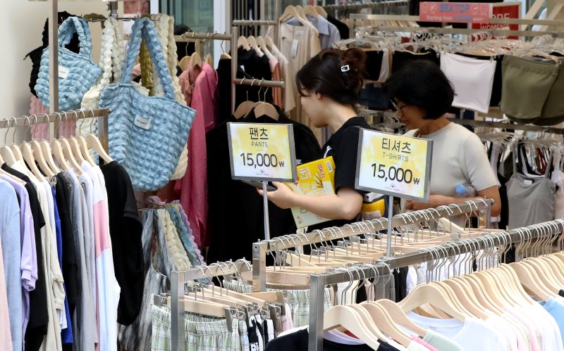 (서울=뉴스1) 장수영 기자 = 6일 서울 중구 명동거리를 찾은 관광객들이 의류 제품을 구매하고 있다. 통계청의 지출목적별 소비자물가지수에 따르면 지난달 의류 및 신발 물가가 전년 동기 대비 8.0% 상승해 21년 만에 최대 상승폭을 기록했다. 원자재 가격 상승과 코로나19 완화로 인한 사회적 거리두기 해제로 야외활동 수요가 늘어난 것이 주요 원인으로 분석됐다. 2023.6.6/뉴스1 /사진=뉴스1화상