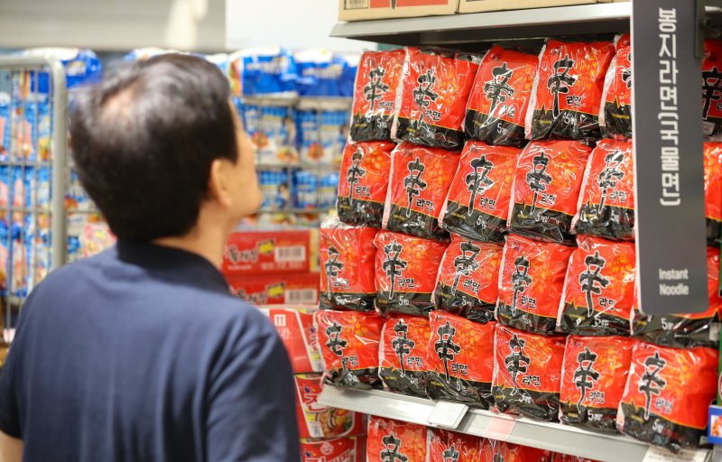 [서울=뉴시스] 황준선 기자 = 5일 통계청이 발표한 소비자물가동향에 따르면 지난달 라면 물가가 작년 동월 대비 13.1% 상승해 글로벌 금융위기가 있었던 2009년 2월 이후 14년 3개월 만에 최대 상승폭을 기록했다. 사진은 5일 서울 시내 한 대형마트 라면 매대의 모습.
