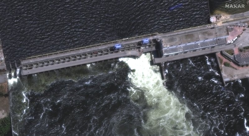 미국 상업용 위성기업 맥사가 5일(현지시간) 제공한 사진에 찍힌 우크라이나 헤르손주의 노바 카오후카 댐.AP뉴시스