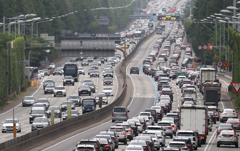 지난 6월 현충일 징검다리 연휴 마지막 날 서울 서초구 잠원IC를 지나는 경부고속도로 상·하행선이 차량들로 정체를 빚고 있다. 뉴스1