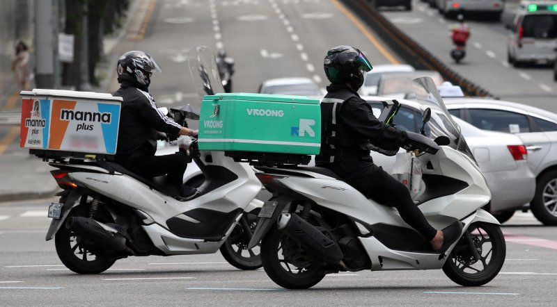 서울 시내에서 배달 노동자들이 오토바이를 타고 이동하고 있다. 뉴시스