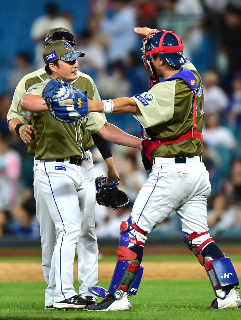 [대구=뉴시스] 이무열 기자 = 6일 오후 대구 삼성라이온즈파크에서 열린 프로야구 신한은행 SOL 2023 KBO리그 NC 다이노스와 삼성 라이온즈의 경기, 9대6으로 승리한 삼성 마무리 투수 오승환이 한·미·일 통산 500세이브를 달성한 뒤 포수 강민호와 포옹을 하고 있다. 2023.06.06. lmy@newsis.com